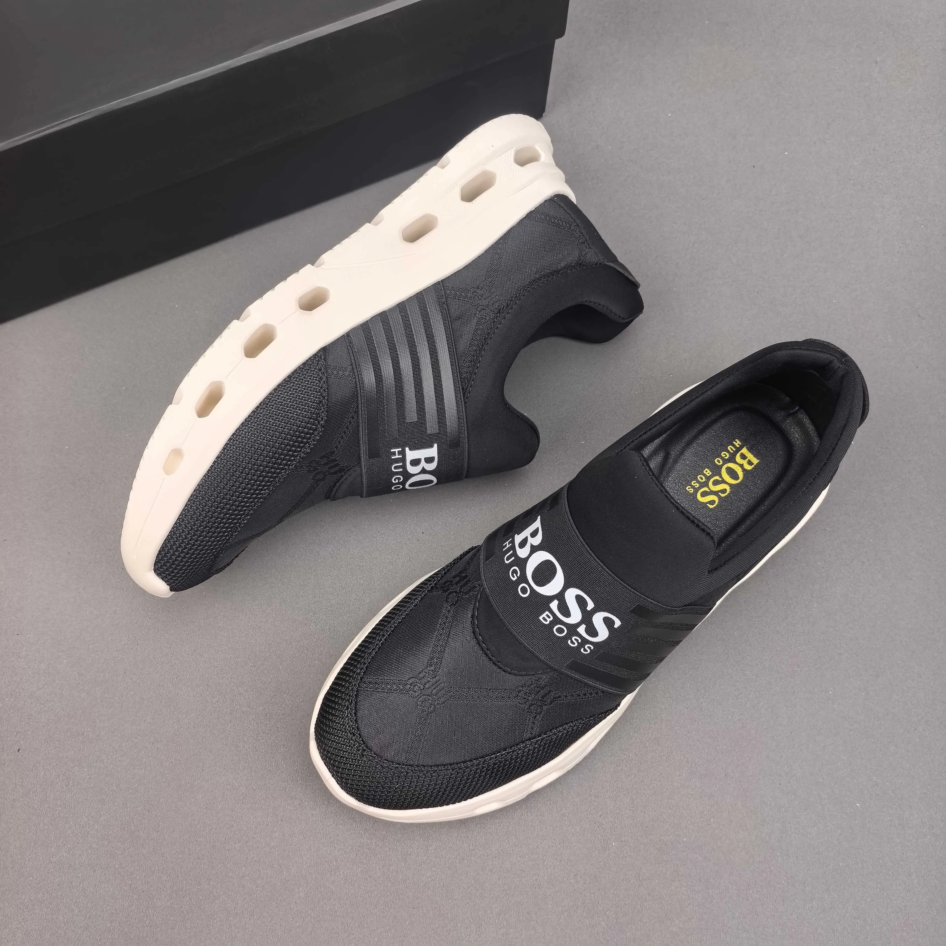 PP420❣️❣️❣️BOSS’s new 🆕low-top casual sneakers, made of breathable mesh, with brand signature details on the shoe collar to enhance style. Fashionable and versatile, it can complement any look. With a sophisticated design that is both dynamic and modern, this new must-have shoe adds a new dimension to Dior's legacy, displaying modern elegance. Men's shoes 38-44 45🉑️customized